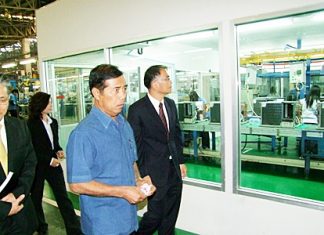 Deputy Minister Thaworn Senniam (2nd right) tours the Laem Chabang Industrial Estate.